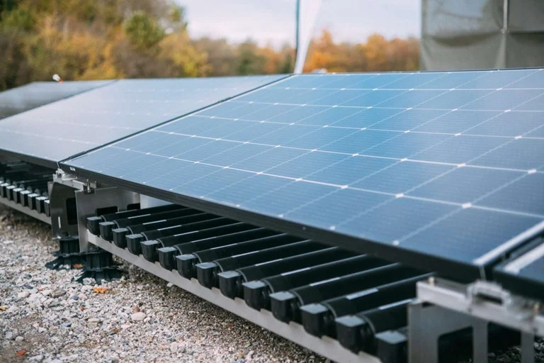 Solhyd: Producing Green Hydrogen Directly from Sunlight and Air